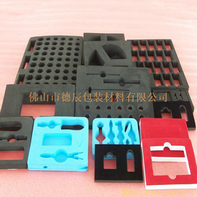 海綿包裝內托是一種全新的包裝內襯材料，其產品性能對比過去的紙質內襯。他的防潮性更好、減震性更強。產品本身也屬于環(huán)保材料擁有生物降解的特性，不會對地球環(huán)境造成二次損傷。目前在發(fā)達國家很多產品已從過去的紙質內襯向海綿包裝內襯邁進。